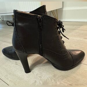 Elegant Black Lace-Up Ankle Boots
🇮🇹